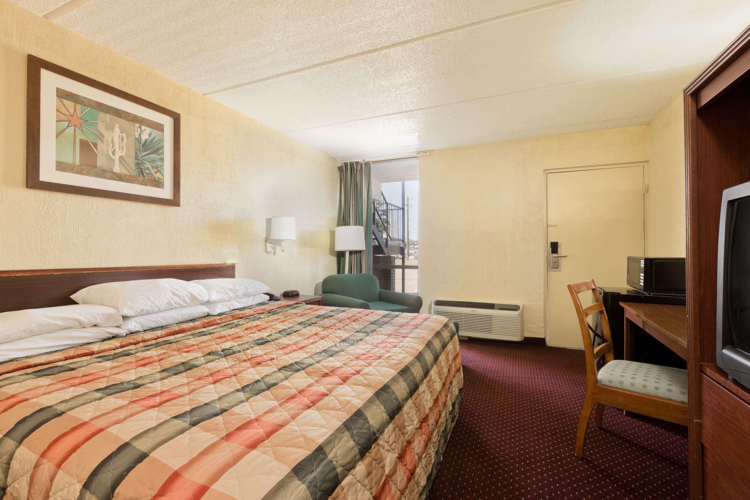 Knights Inn Бренем Экстерьер фото