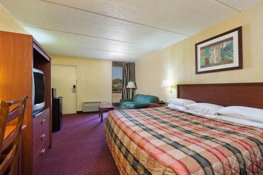 Knights Inn Бренем Экстерьер фото